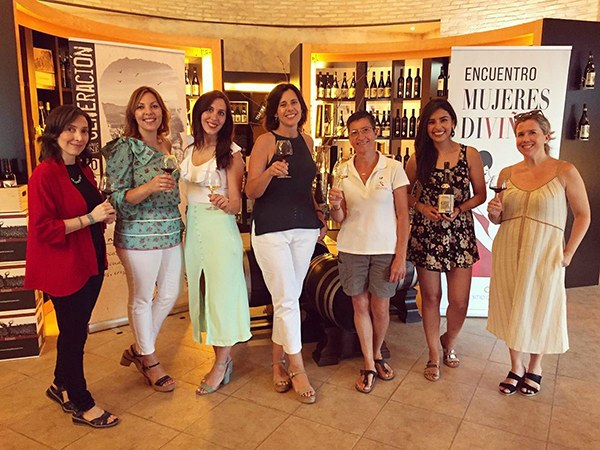 GATHERED FOR A VERY GOOD CAUSE! WOMEN FROM CLUB DIVIÑAS MADE A SOLIDARY TOAST AT BODEGAS TEMPORE'